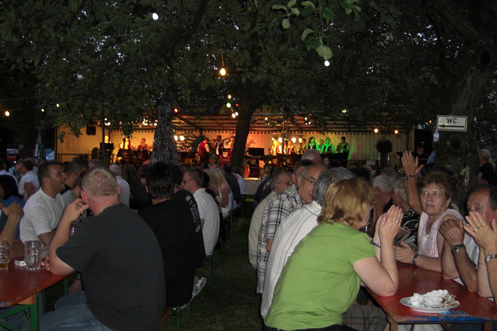 Gartenfestbesucher