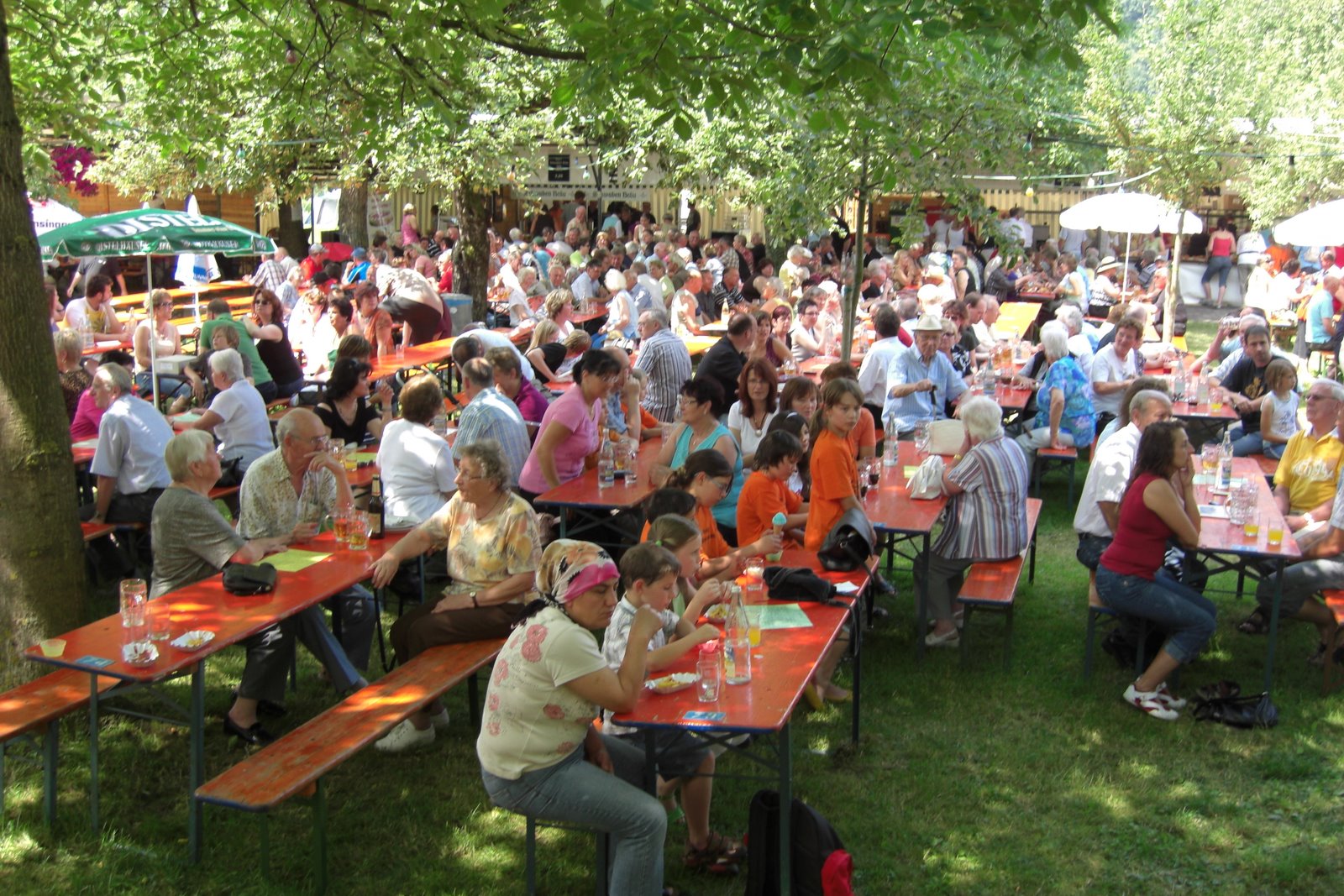  Gartenfestbesucher